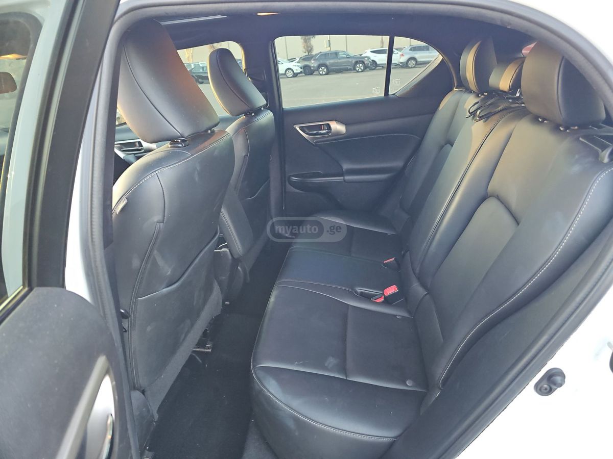 Lexus CT 200 h 2015 — photo 2