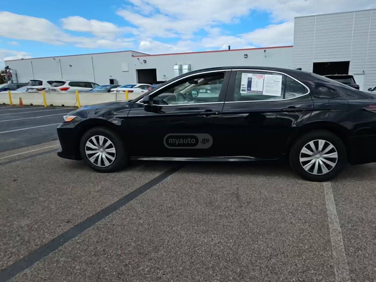 Toyota Camry 2022 — photo 2