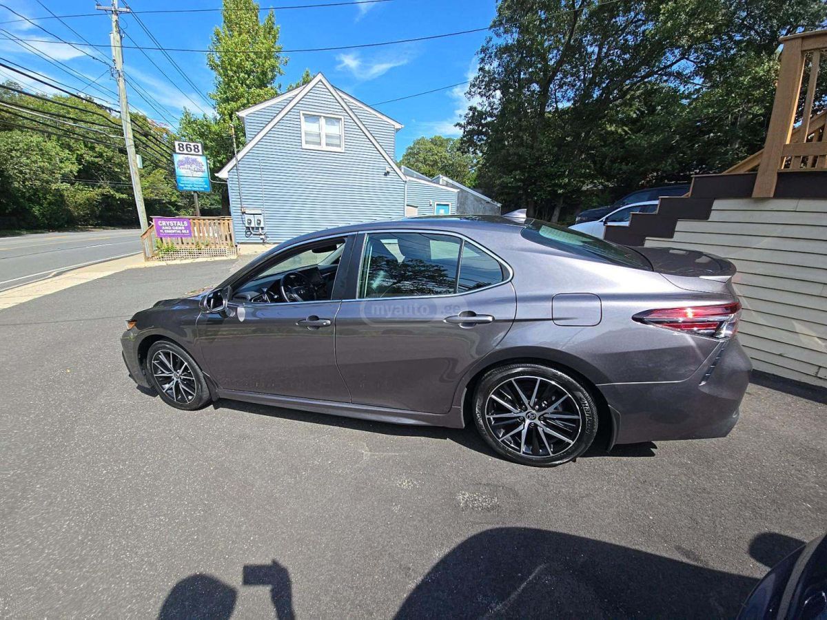 Toyota Camry 2022 — photo 2