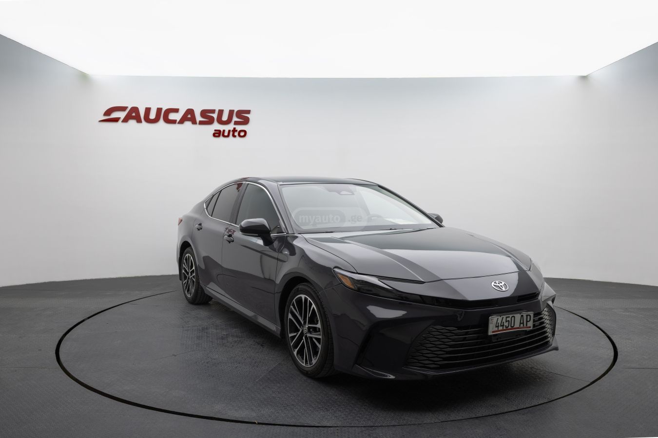 Toyota Camry 2025 — photo 2