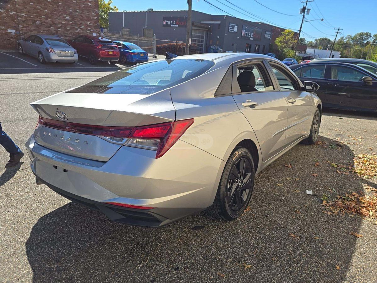 Hyundai Elantra 2022 — photo 2