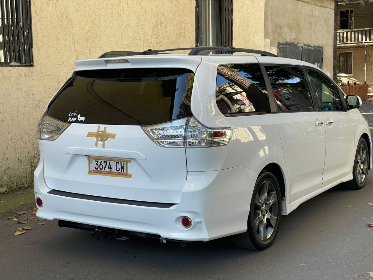 Toyota Sienna 2015 — photo 2