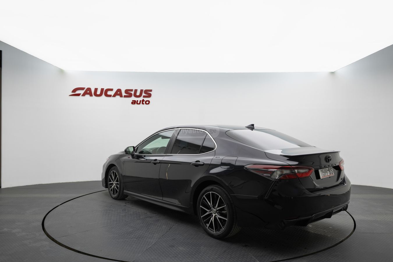 Toyota Camry 2021 — photo 2