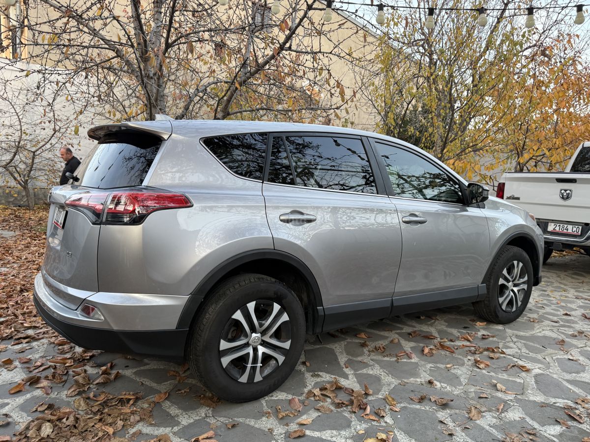 Toyota RAV 4 2018 — photo 2