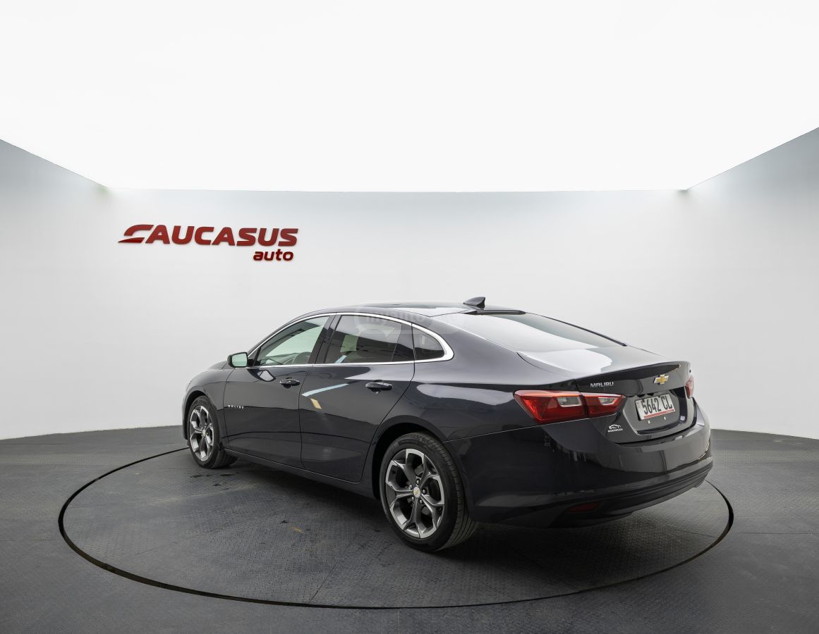 Chevrolet Malibu 2023 — photo 2