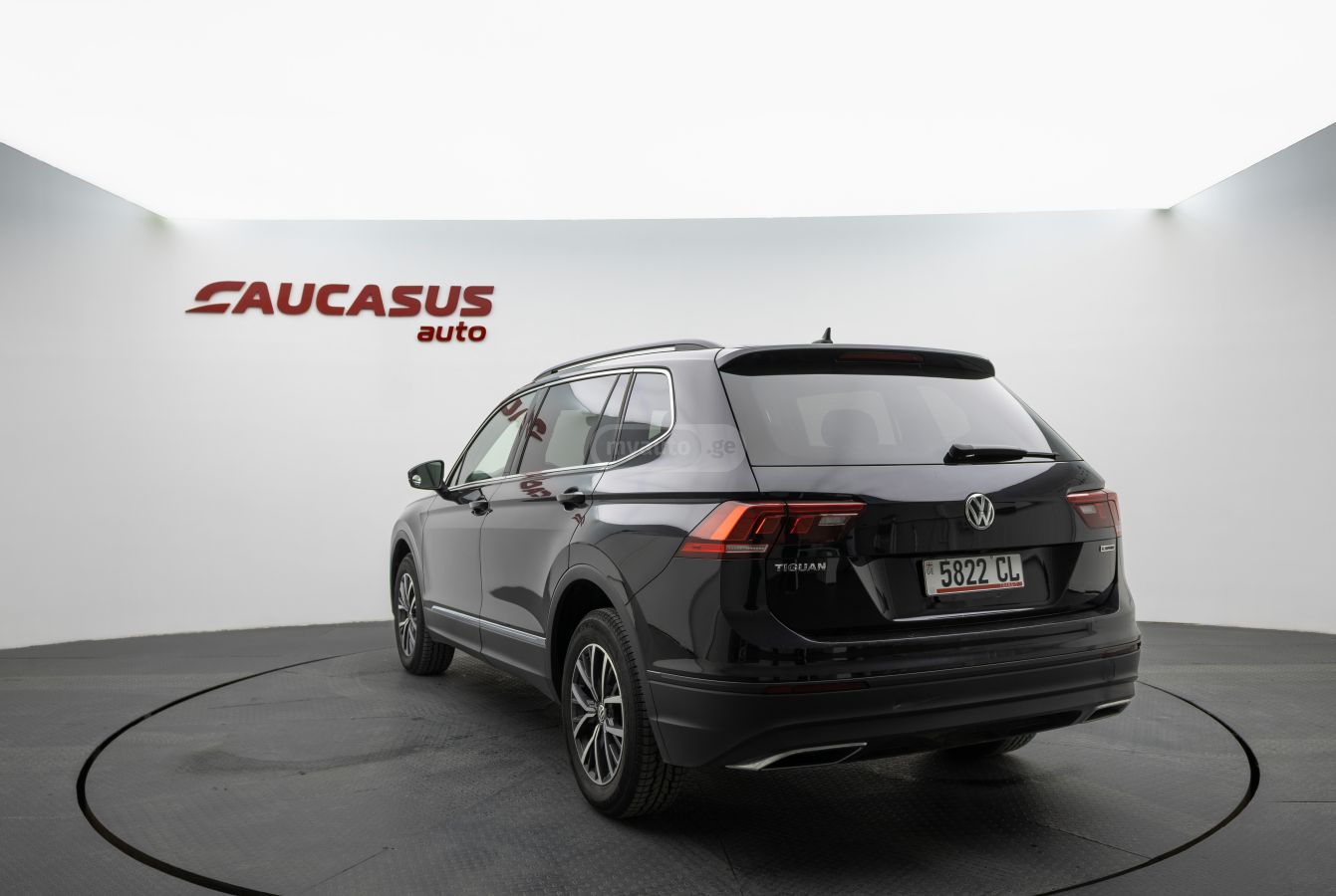 Volkswagen Tiguan 2021 — photo 2
