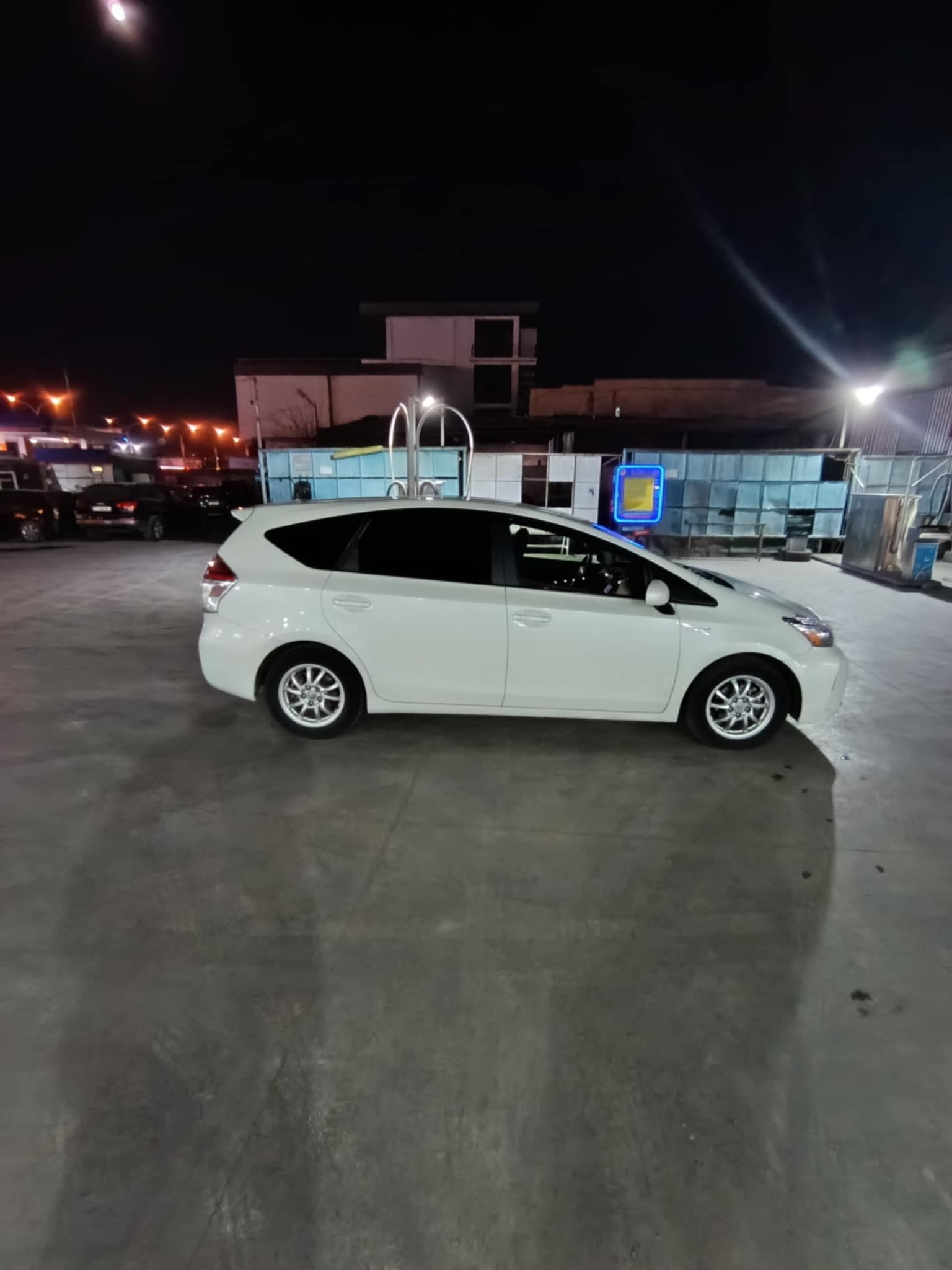 Toyota Prius V 2015 — photo 2