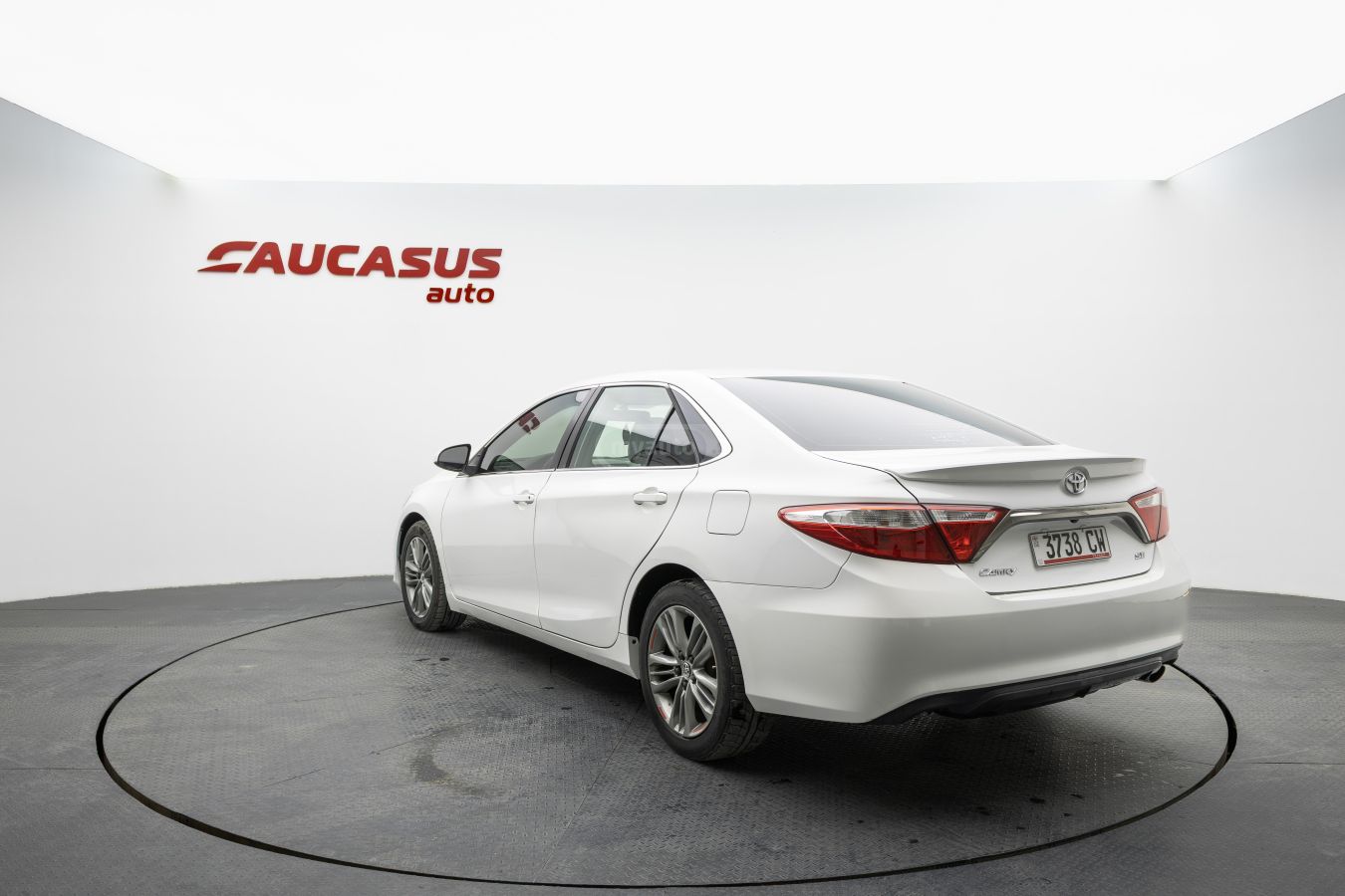 Toyota Camry 2016 — photo 2