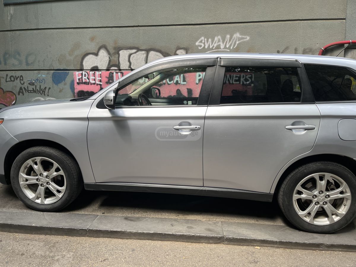 Mitsubishi Outlander 2013 — photo 2