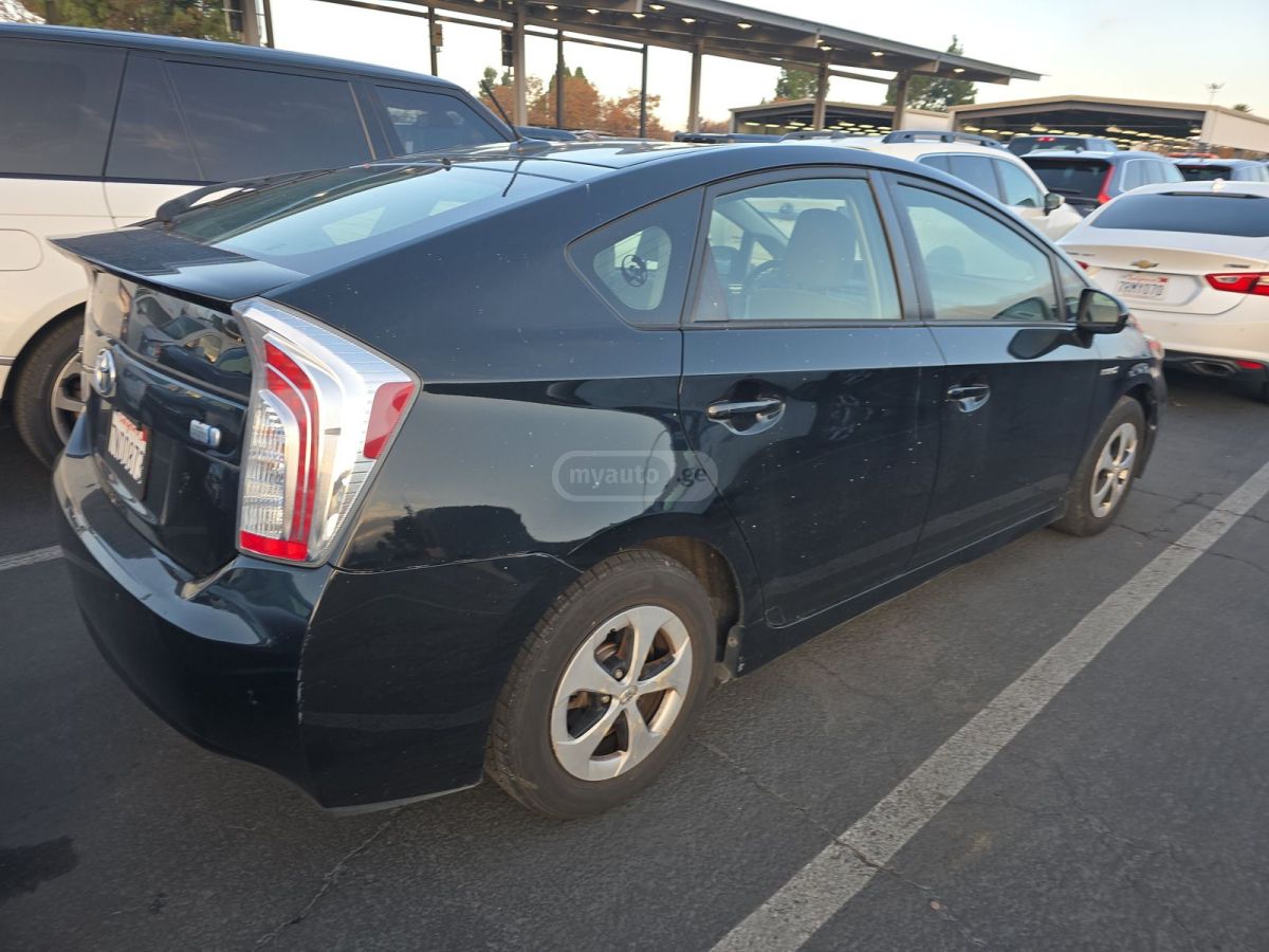Toyota Prius 2015 — photo 2