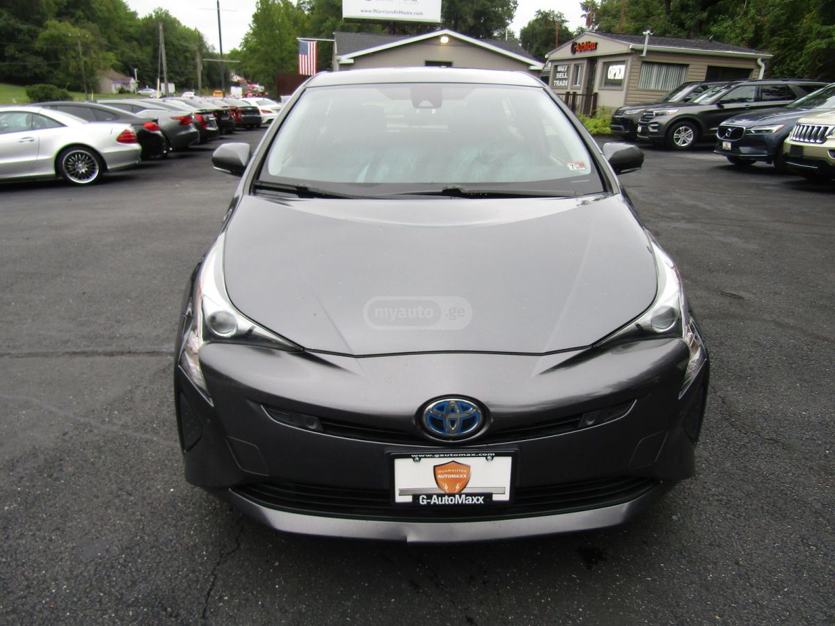 Toyota Prius 2017 — photo 2