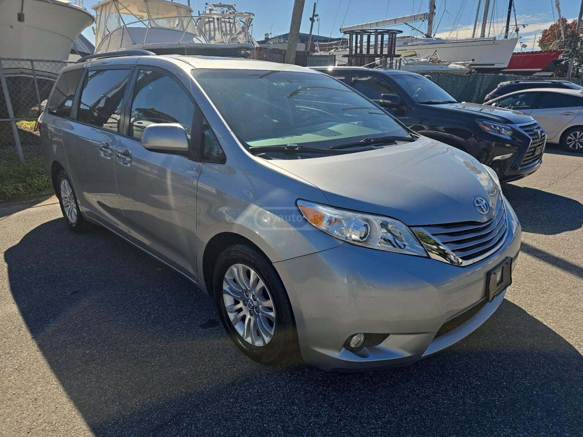 Toyota Sienna 2017 — photo 2