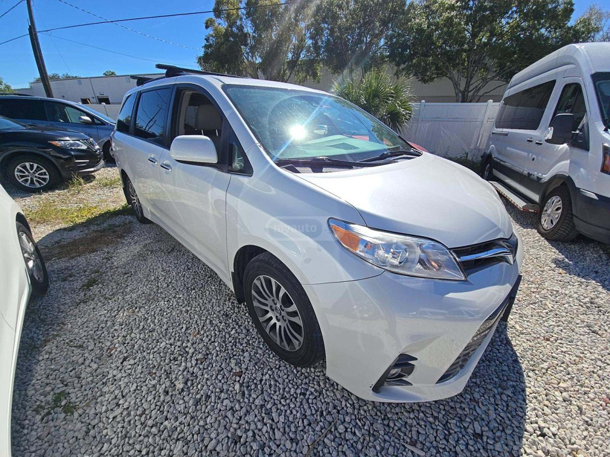 Toyota Sienna 2018 — photo 2