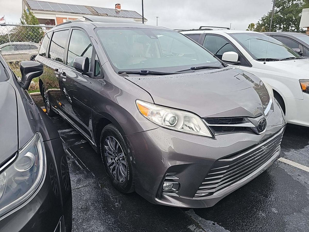 Toyota Sienna 2020 — photo 2