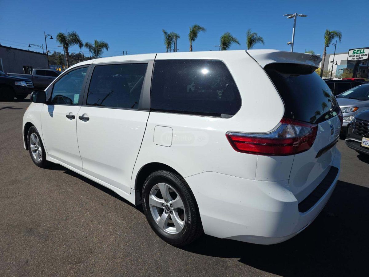 Toyota Sienna 2020 — photo 2