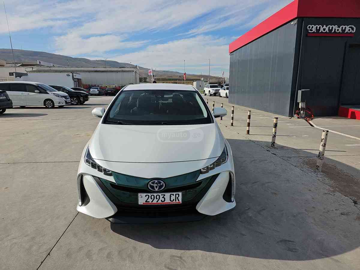Toyota Prius Prime 2017 — photo 2