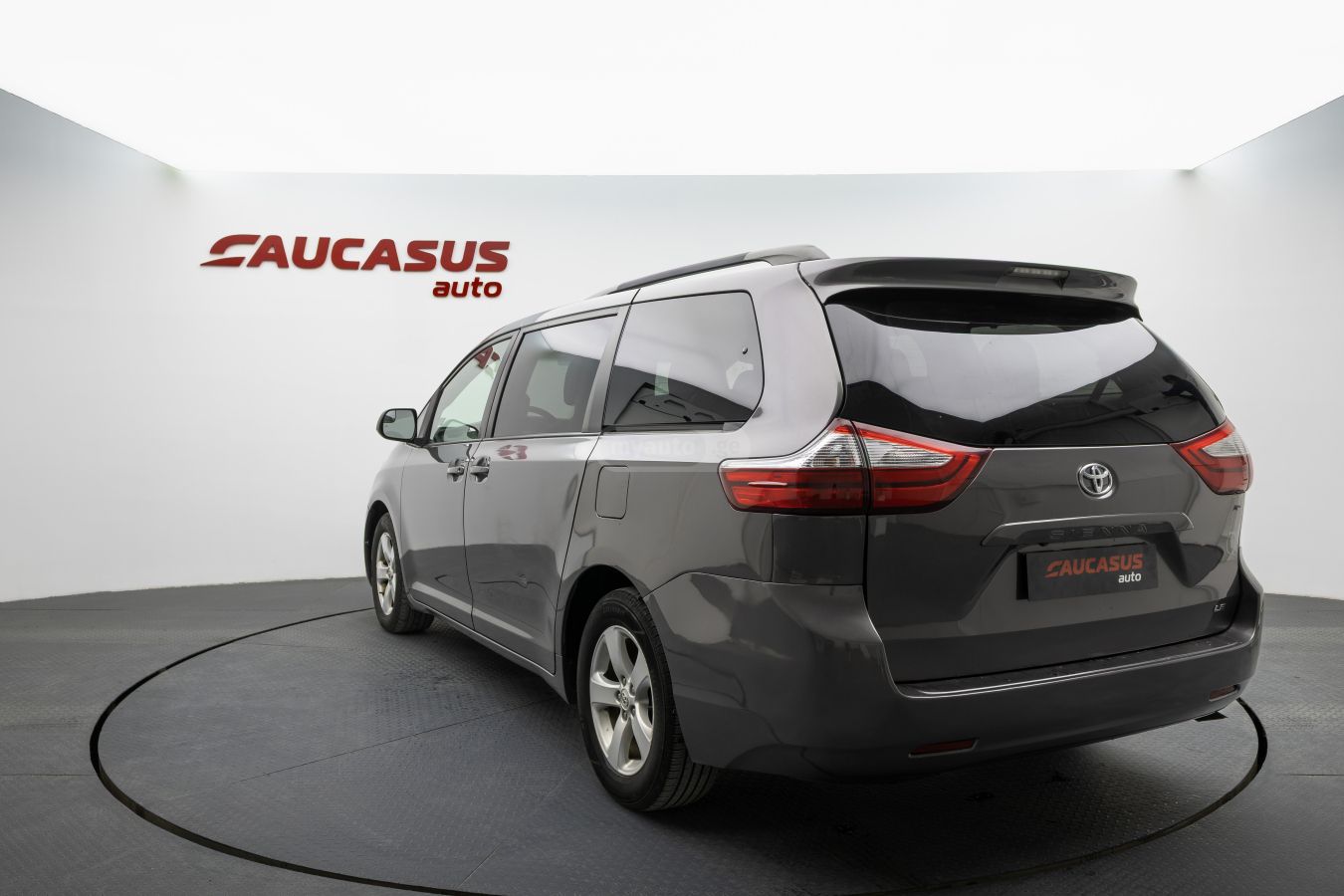 Toyota Sienna 2015 — photo 2