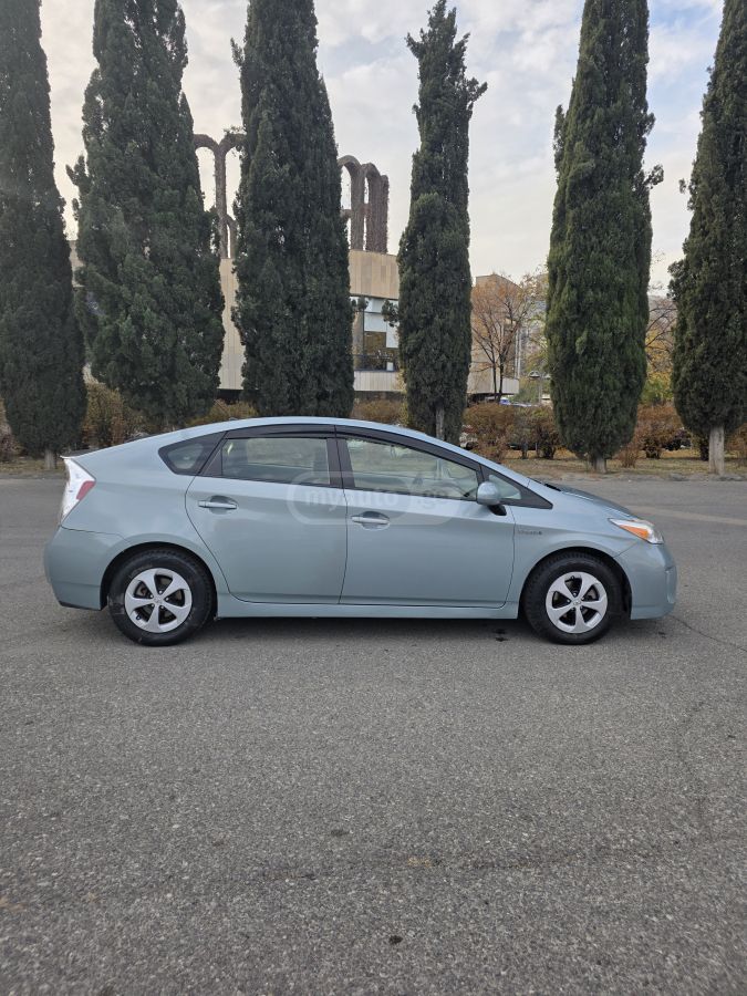 Toyota Prius 2014 — photo 2
