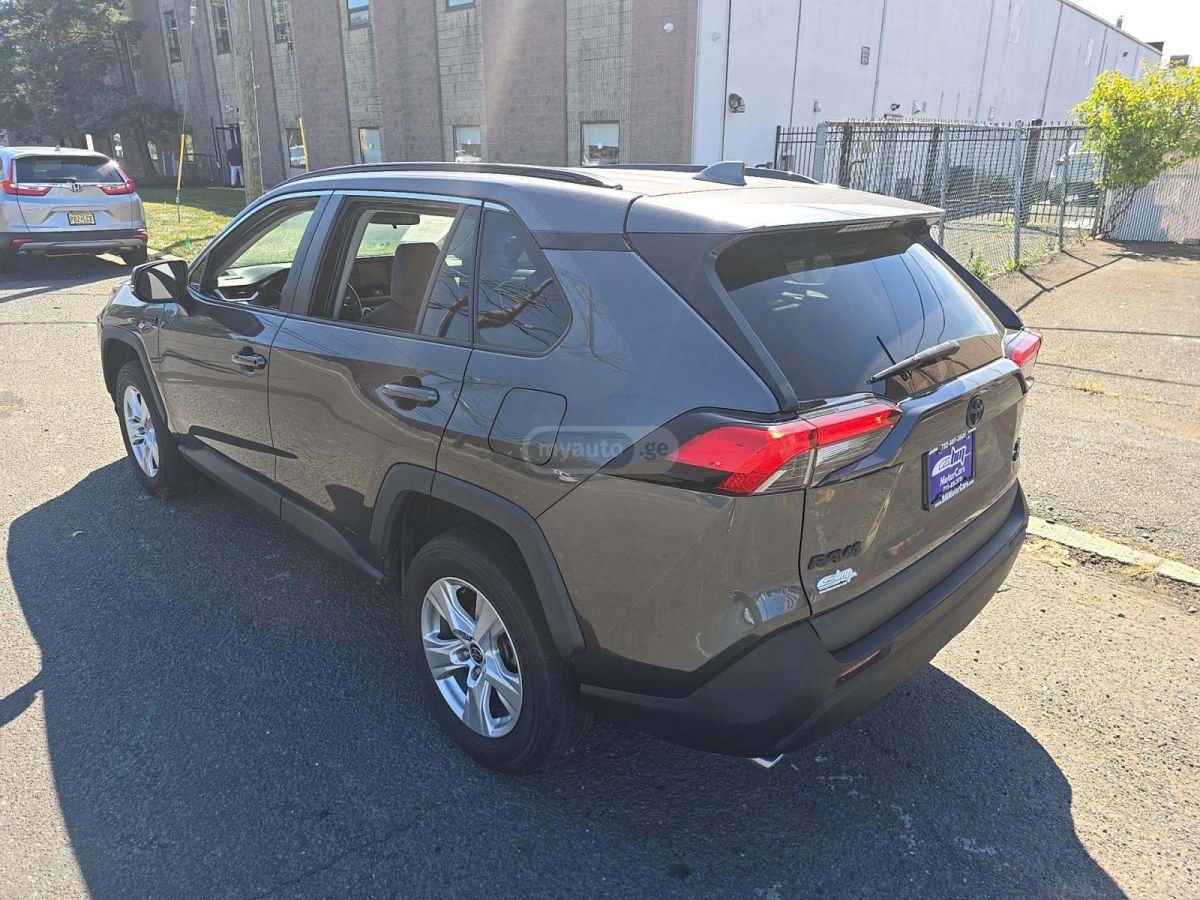 Toyota RAV4 2021 — photo 2