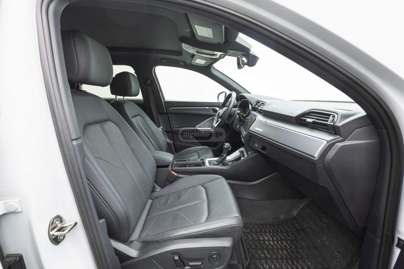Audi Q3 2022 — photo 2