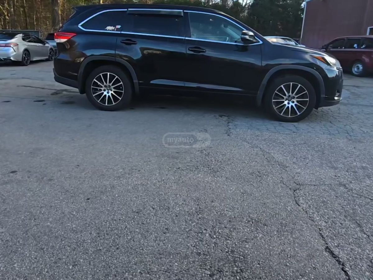 Toyota Highlander 2017 — photo 2