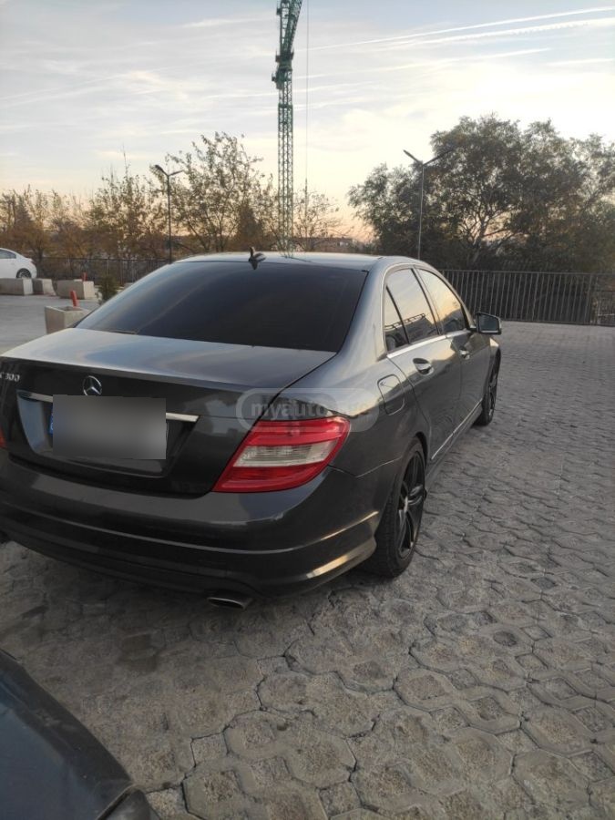 Mercedes-Benz C 300 2010 — photo 2