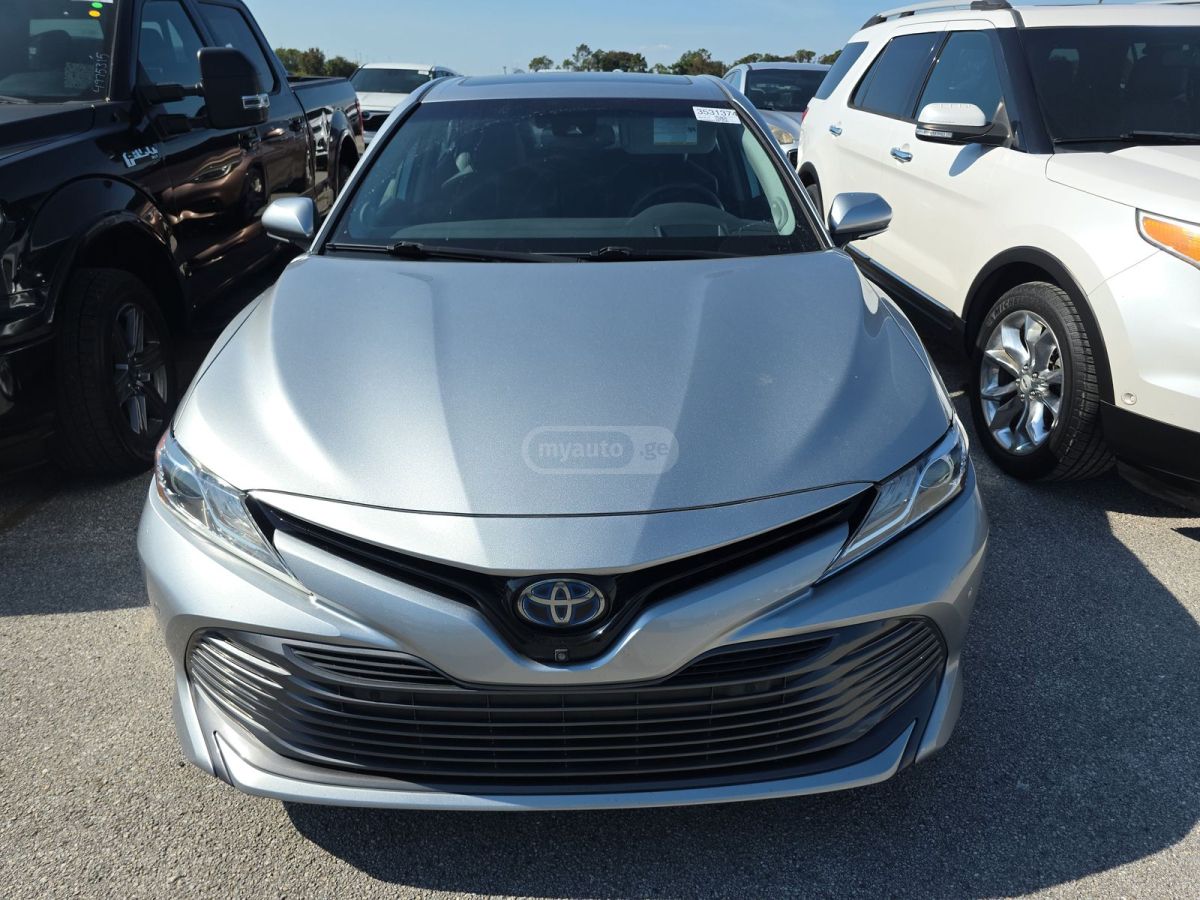 Toyota Camry 2020 — photo 2
