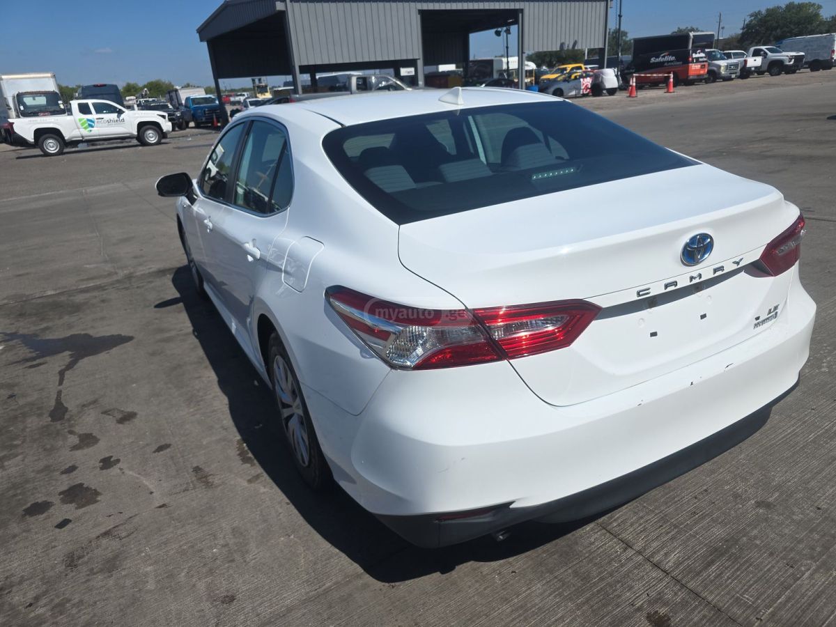 Toyota Camry 2020 — photo 2