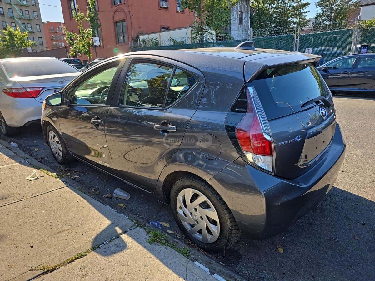 Toyota Prius C 2015 — photo 2