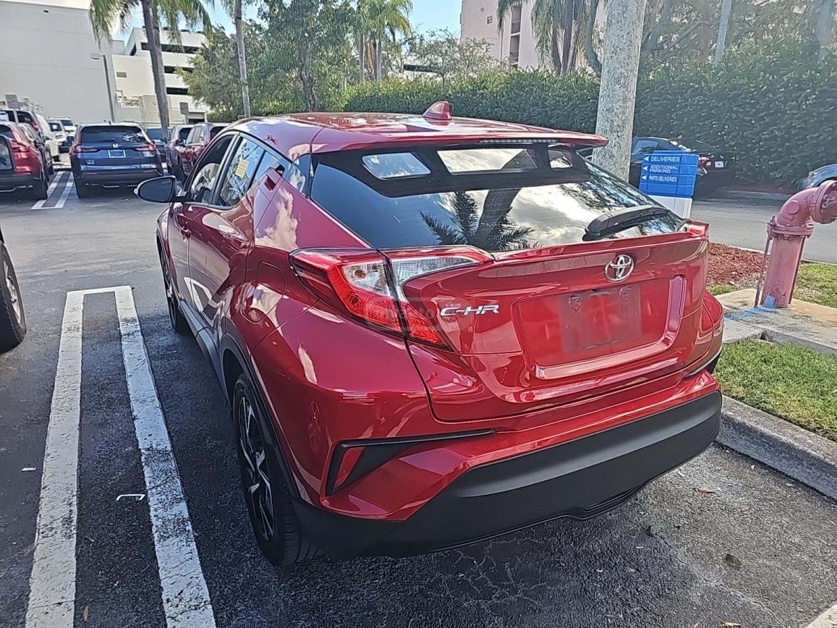 Toyota C-HR 2021 — photo 2