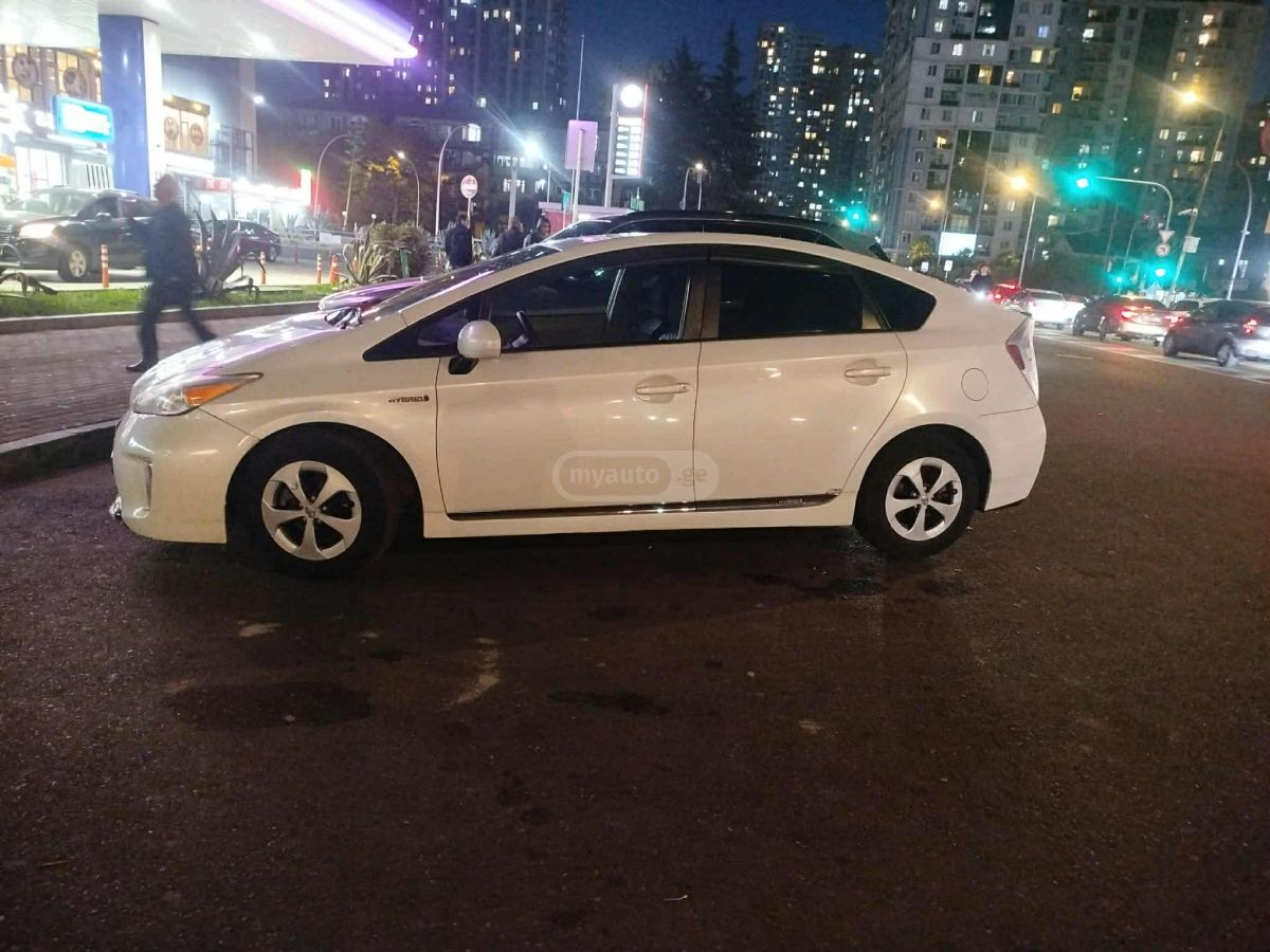 Toyota Prius 2013 — photo 2