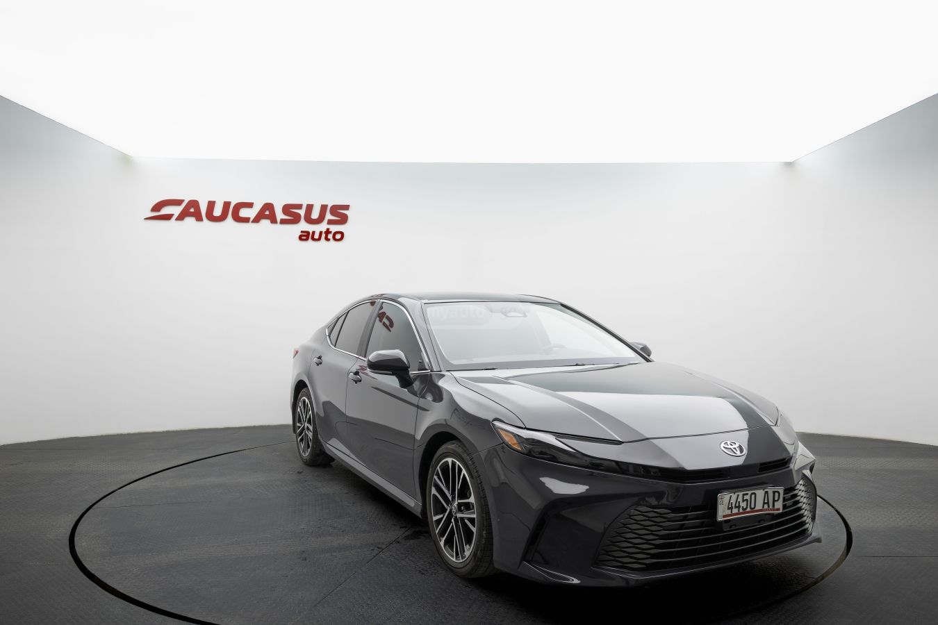 Toyota Camry 2025 — photo 2