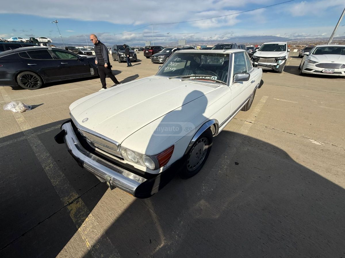 Mercedes-Benz 380 1985 — photo 2