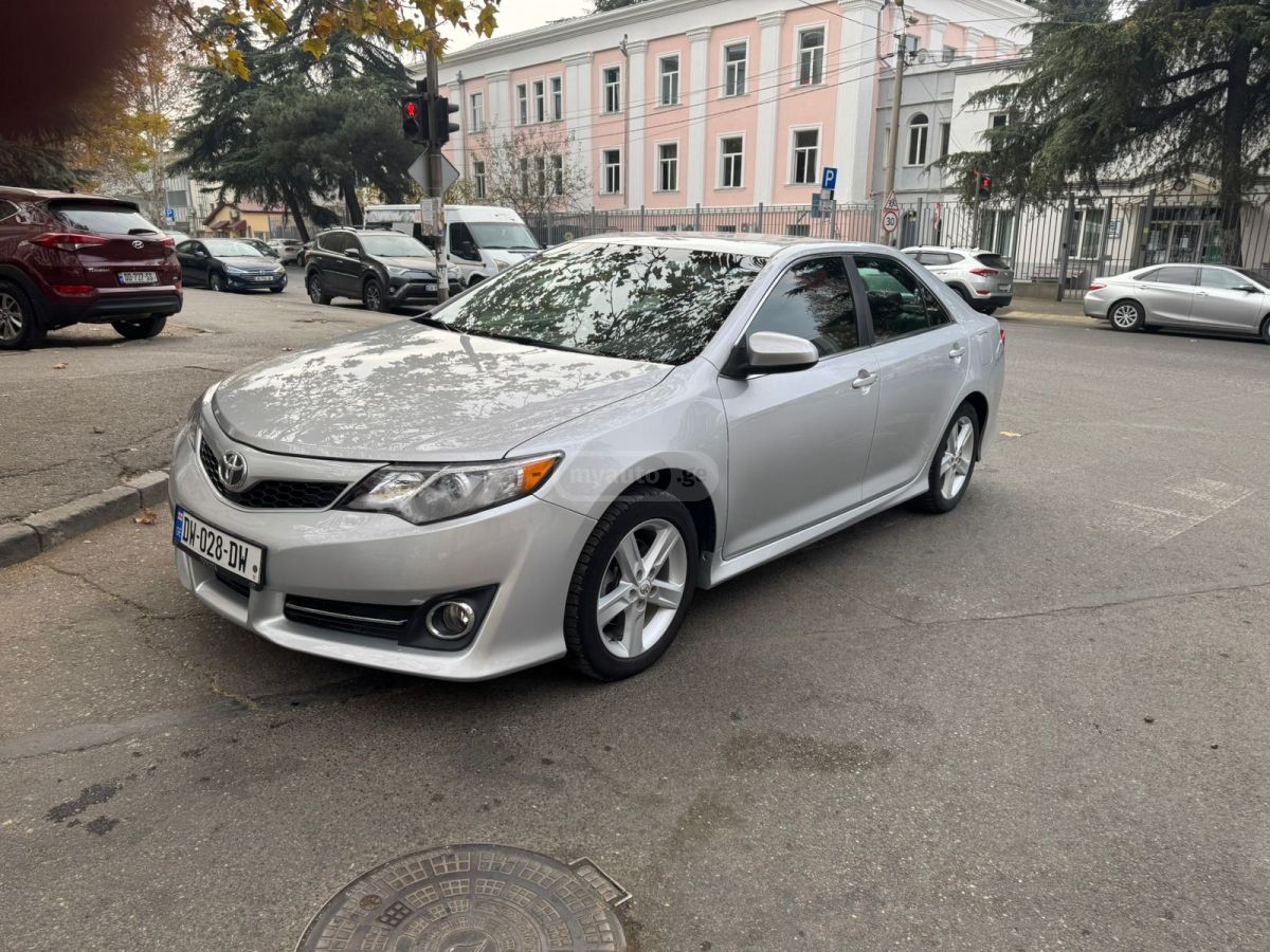 Toyota Camry 2013 — photo 2