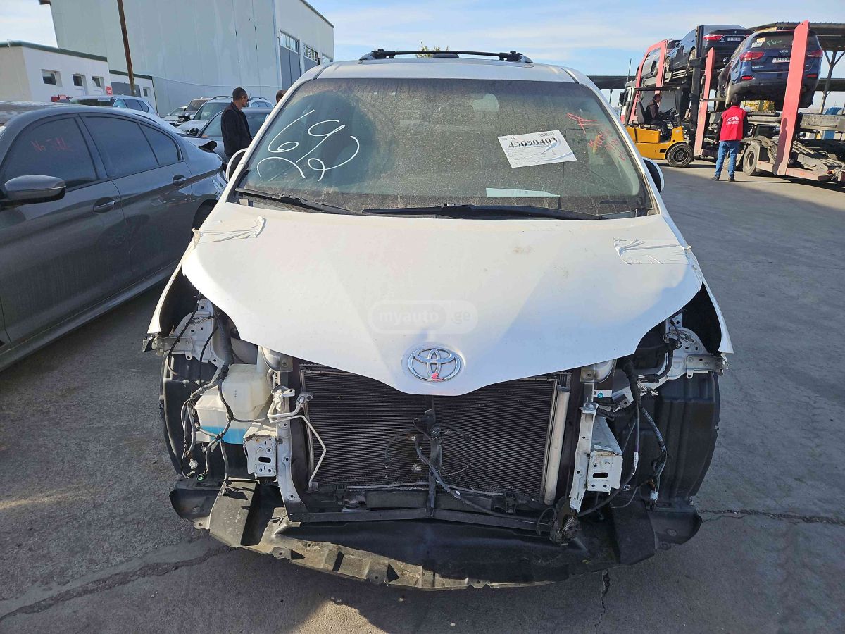Toyota Sienna 2015 — photo 2