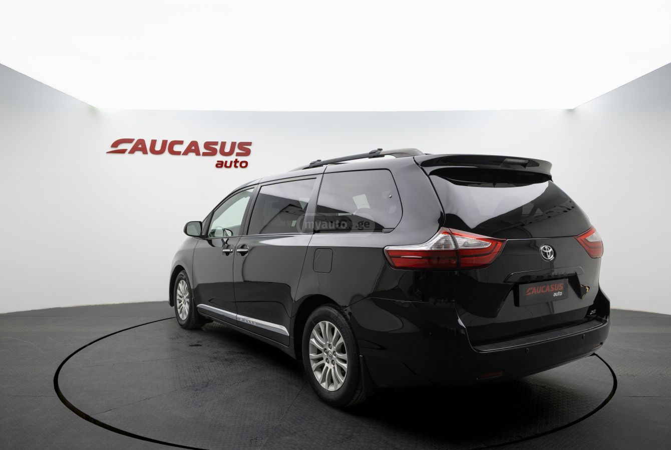 Toyota Sienna 2015 — photo 2