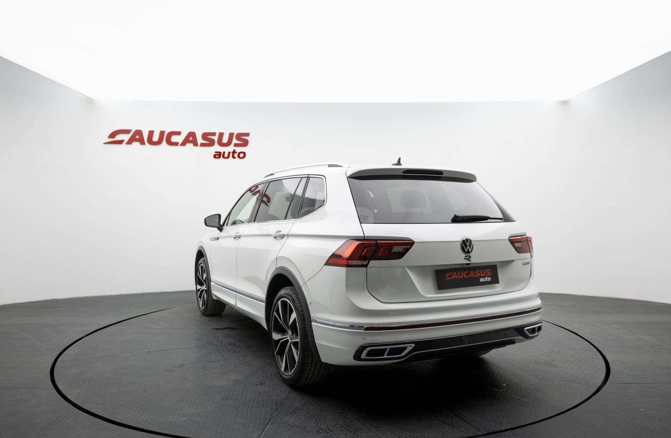 Volkswagen Tiguan 2022 — photo 2