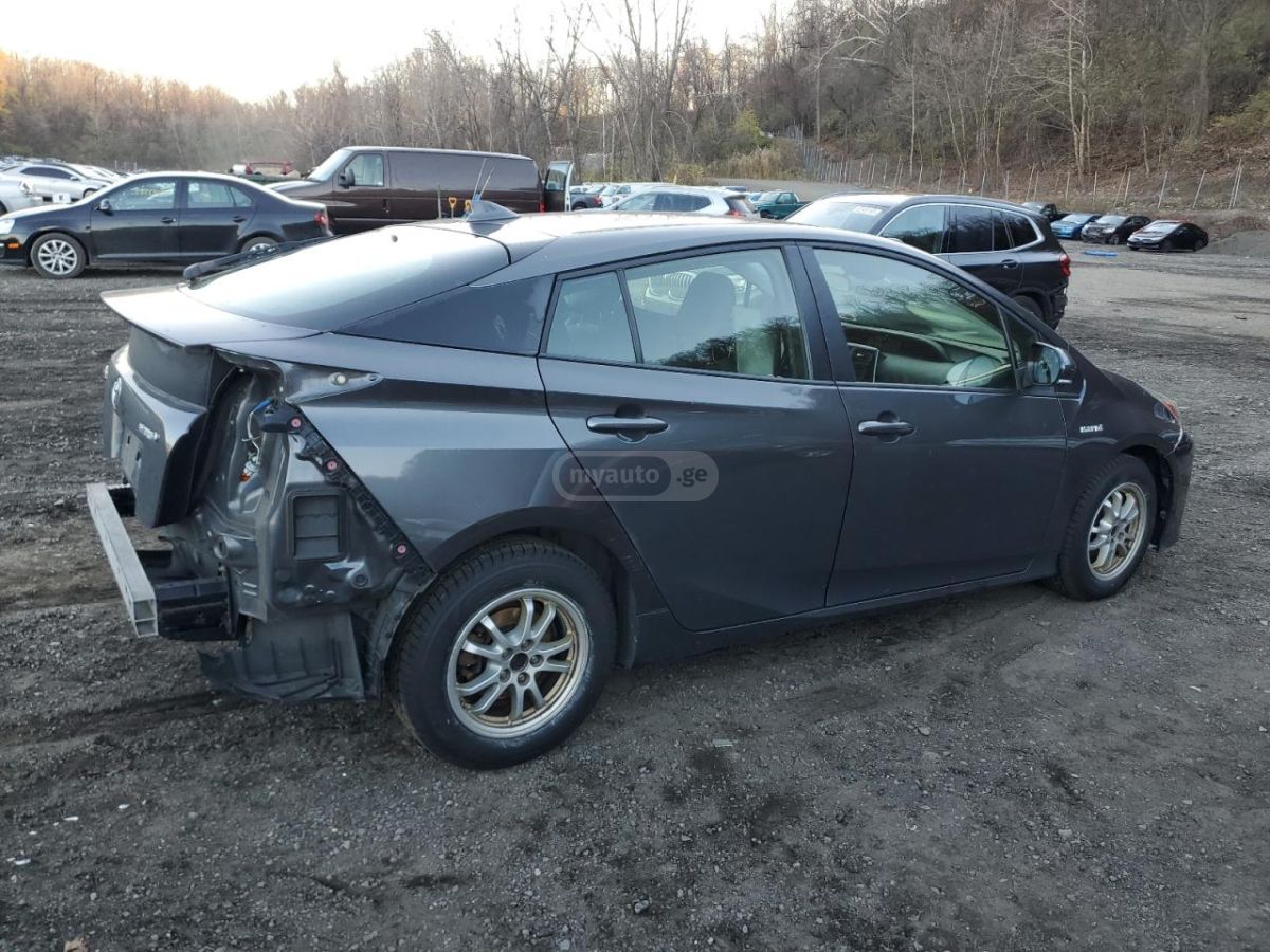 Toyota Prius 2017 — photo 2