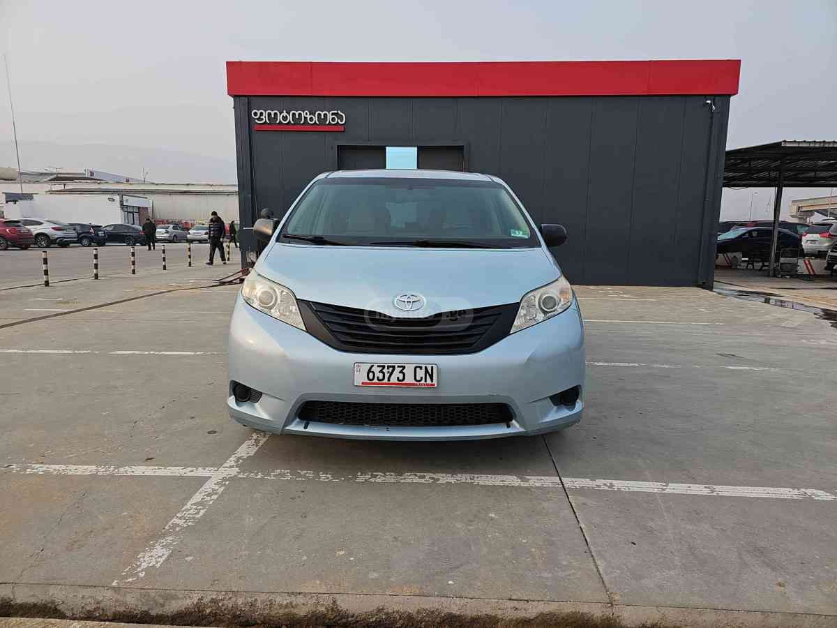 Toyota Sienna 2017 — photo 2