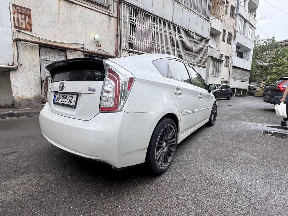 Toyota Prius 2014 — photo 2