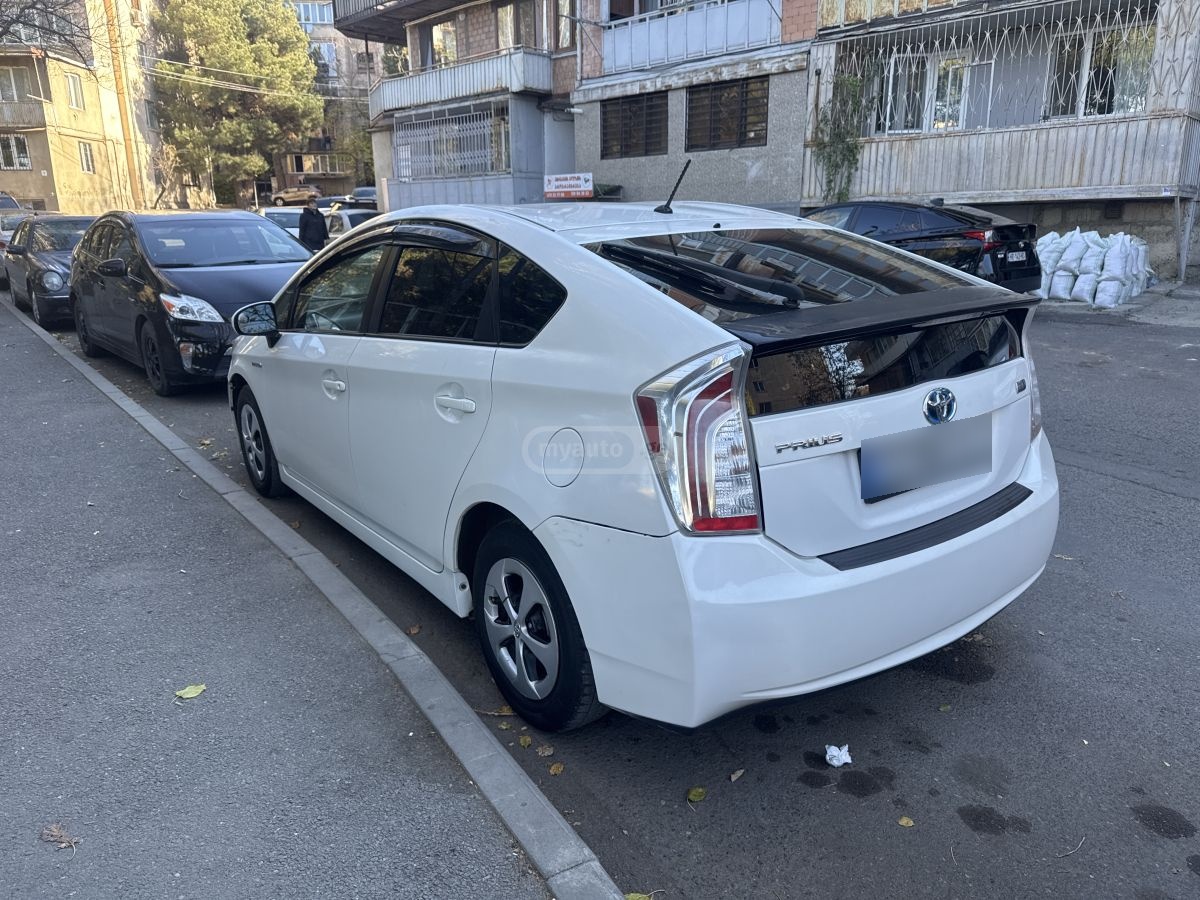 Toyota Prius 2014 — photo 2
