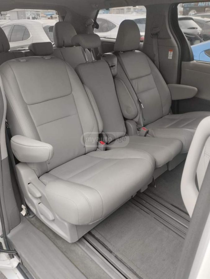 Toyota Sienna 2016 — photo 2