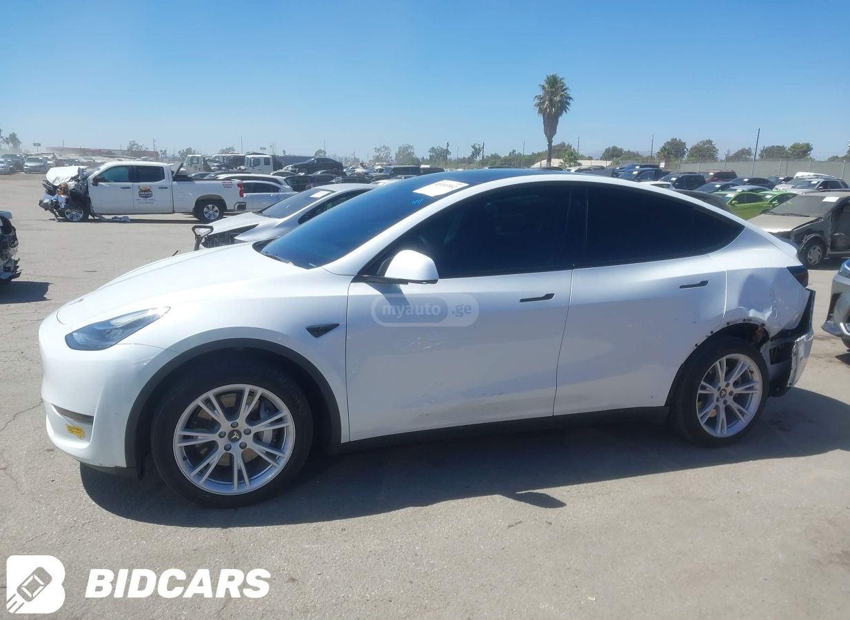 Tesla Model Y 2022 — photo 2