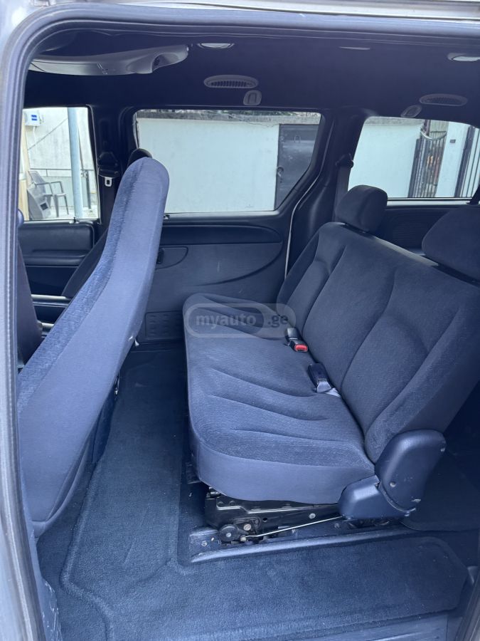Chrysler Voyager 2002 — photo 2