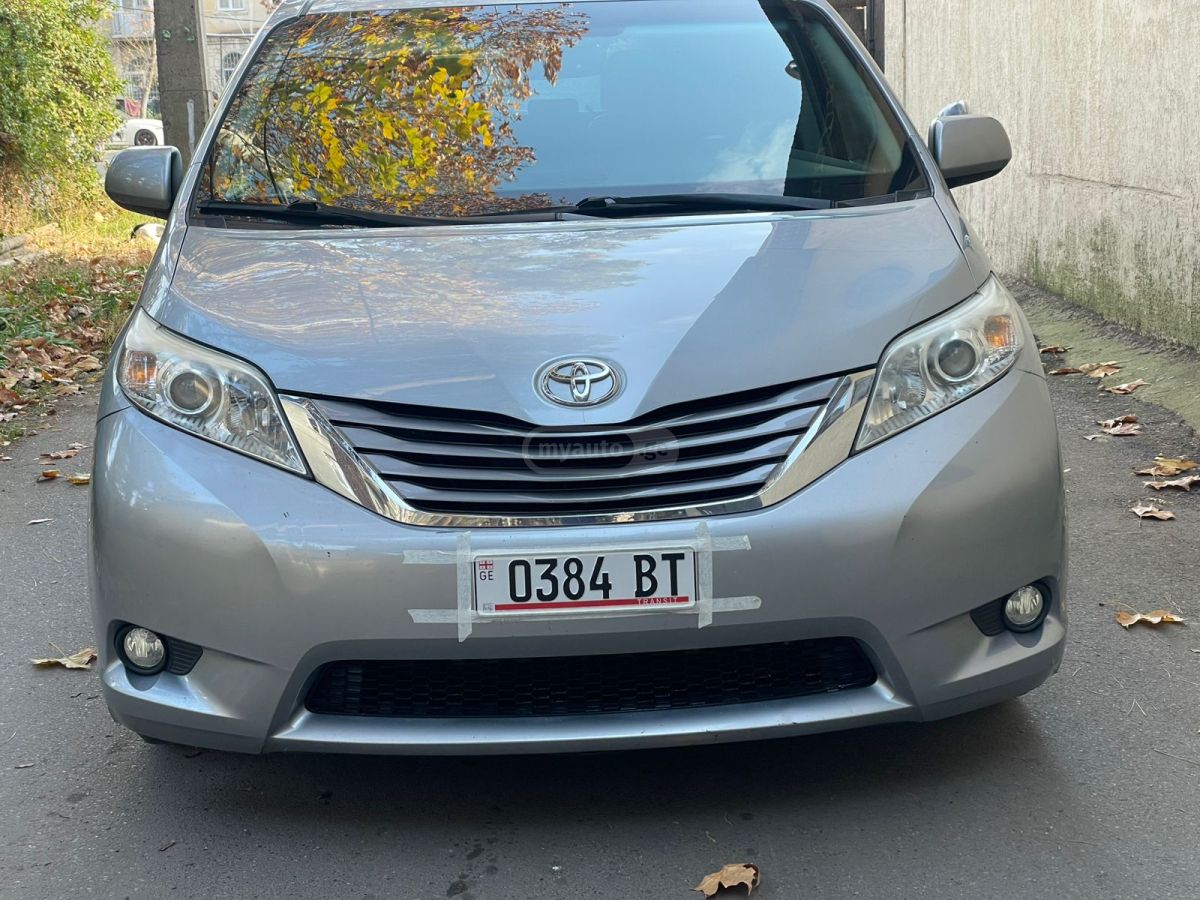 Toyota Sienna 2016 — photo 2