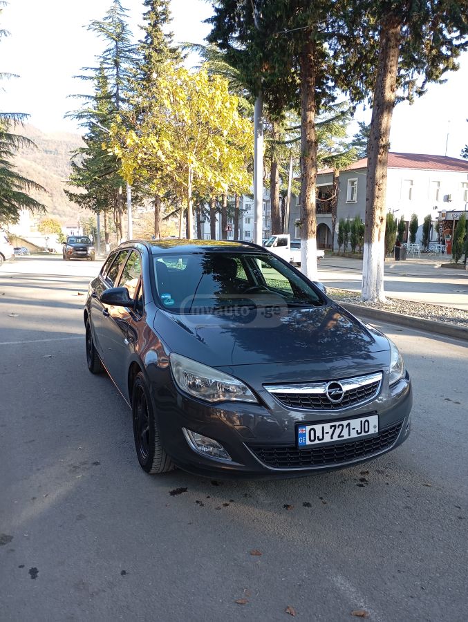 Opel Astra 2011 — photo 2
