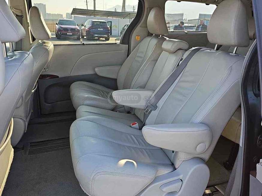 Toyota Sienna 2013 — photo 2