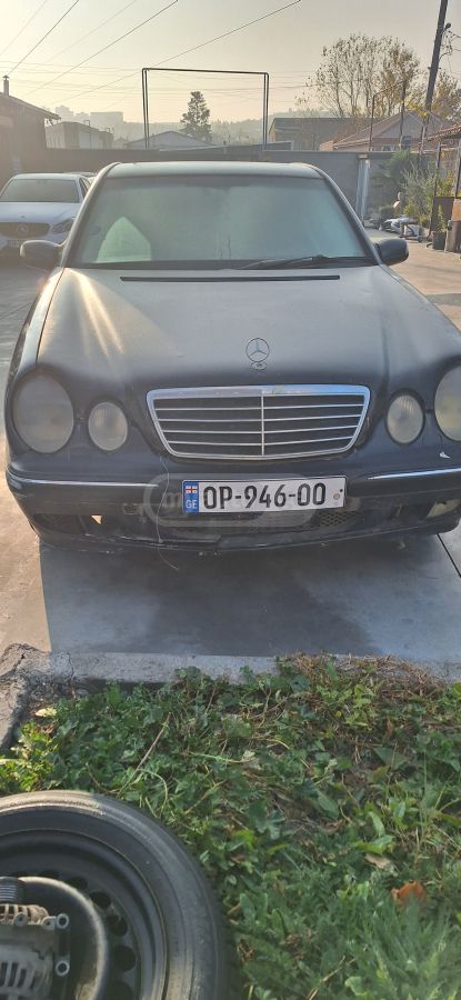 Mercedes-Benz E 220 2000 — photo 2