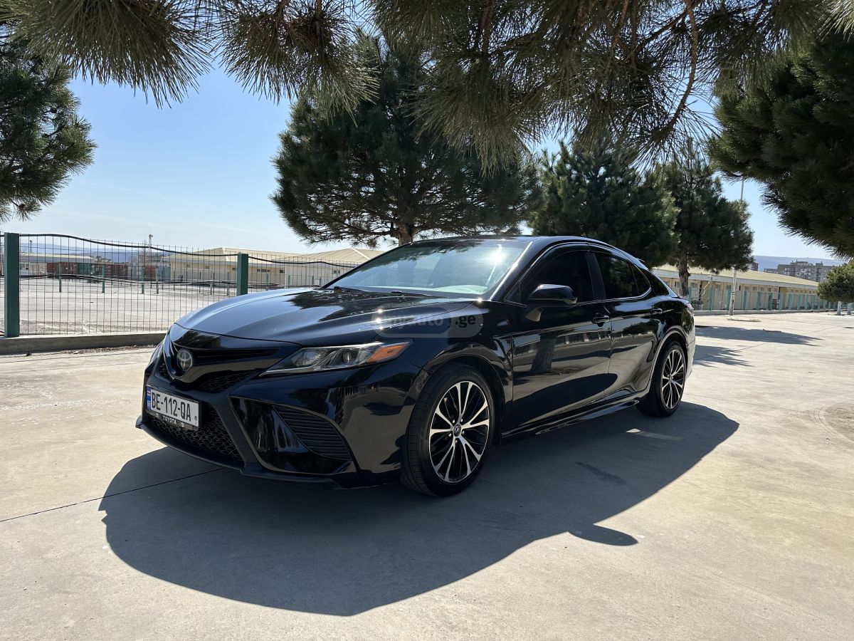 Toyota Camry 2018 — photo 2