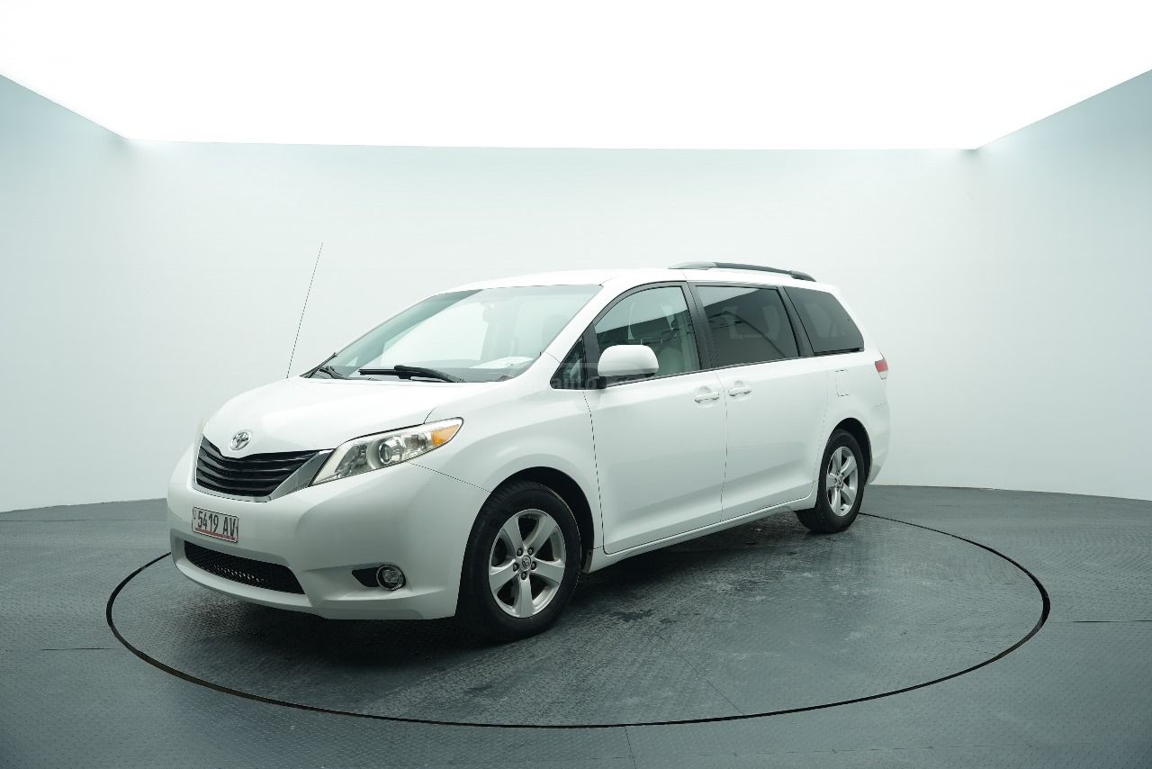 Toyota Sienna 2013 — photo 2